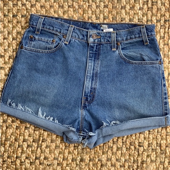 Vintage Levi’s Tan Tab High Waisted Cutoff Shorts Sz 31/10 - Picture 2 of 3
